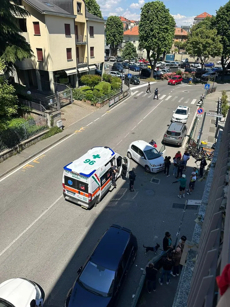 INCIDENTE A RIVOLI - Ciclista investito da un'auto in via XXV Aprile