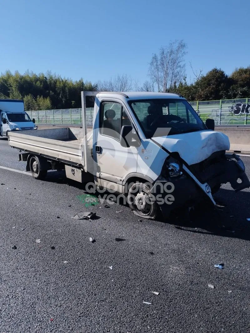 INCIDENTE IN TANGENZIALE A RIVOLI - Scontro fra quattro mezzi: due persone finiscono in ospedale - FOTO