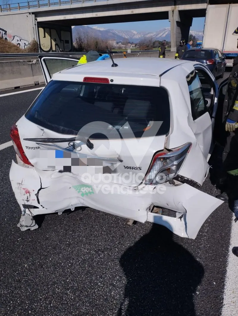 INCIDENTE IN TANGENZIALE A RIVOLI - Scontro fra quattro mezzi: due persone finiscono in ospedale - FOTO