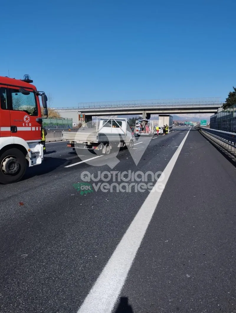 INCIDENTE IN TANGENZIALE A RIVOLI - Scontro fra quattro mezzi: due persone finiscono in ospedale - FOTO