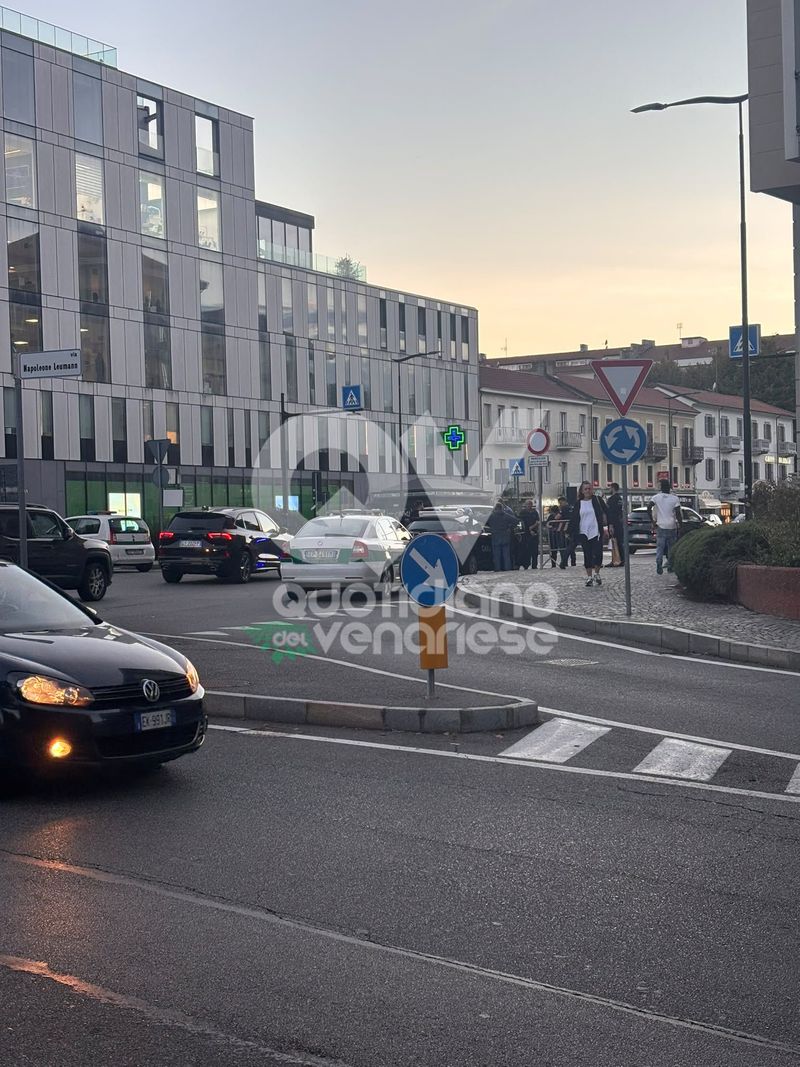 INCIDENTE A RIVOLI - Investe una donna con lo scooter, fugge via ma poi torna: 70enne finisce nei guai - FOTO