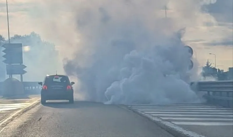 INCIDENTE IN TANGENZIALE A RIVOLI - Auto prende fuoco nello svincolo di Bruere