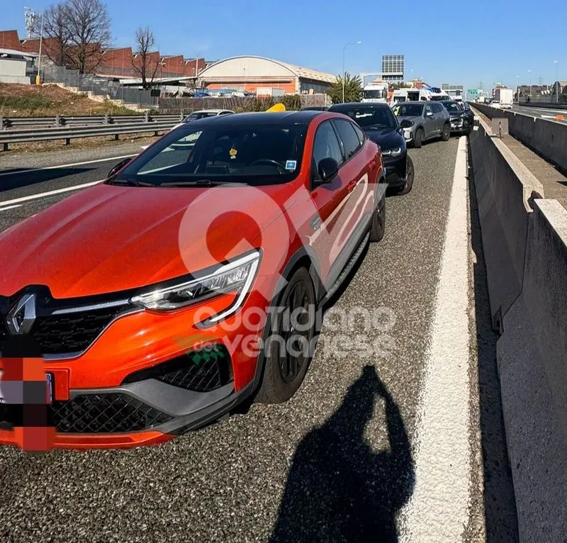 INCIDENTE IN TANGENZIALE A RIVOLI - Tamponamento fra 4 mezzi: una persona ferita e disagi al traffico - FOTO