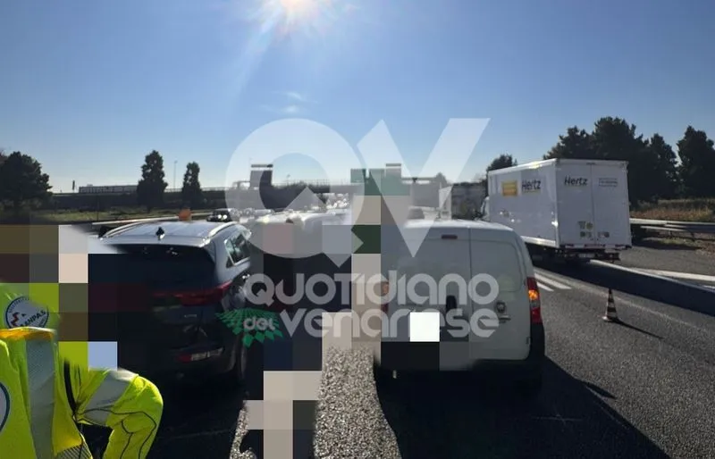 INCIDENTE IN TANGENZIALE A RIVOLI - Tamponamento fra 4 mezzi: una persona ferita e disagi al traffico - FOTO