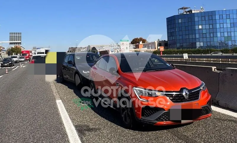 INCIDENTE IN TANGENZIALE A RIVOLI - Tamponamento fra 4 mezzi: una persona ferita e disagi al traffico - FOTO