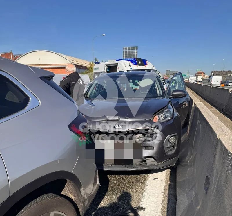 INCIDENTE IN TANGENZIALE A RIVOLI - Tamponamento fra 4 mezzi: una persona ferita e disagi al traffico - FOTO