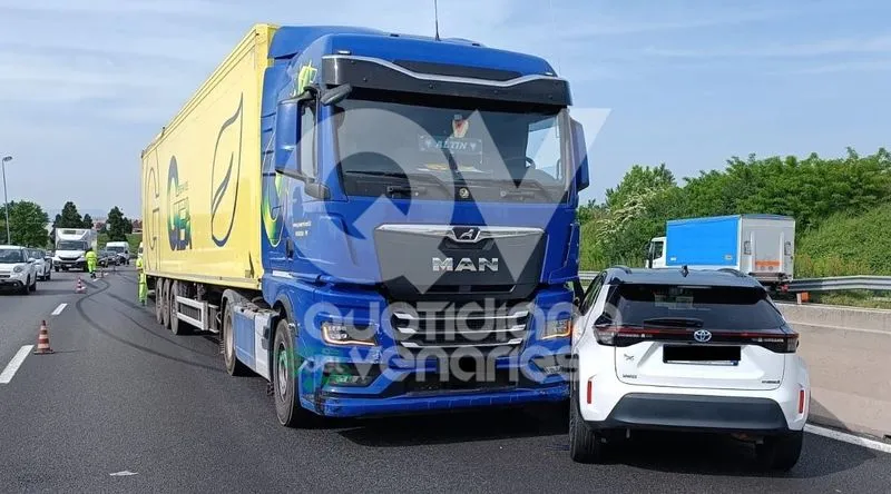 INCIDENTE IN TANGENZIALE A RIVOLI - Scontro tir-auto: una persona ferita. Traffico congestionato - FOTO