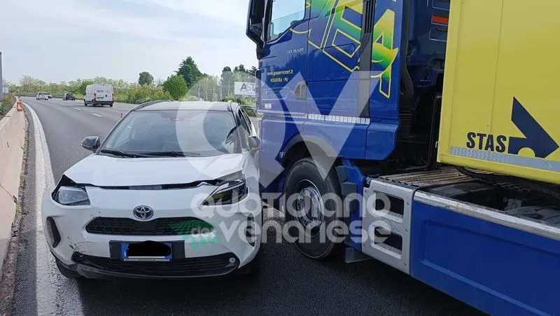 INCIDENTE IN TANGENZIALE A RIVOLI - Scontro tir-auto: una persona ferita. Traffico congestionato - FOTO