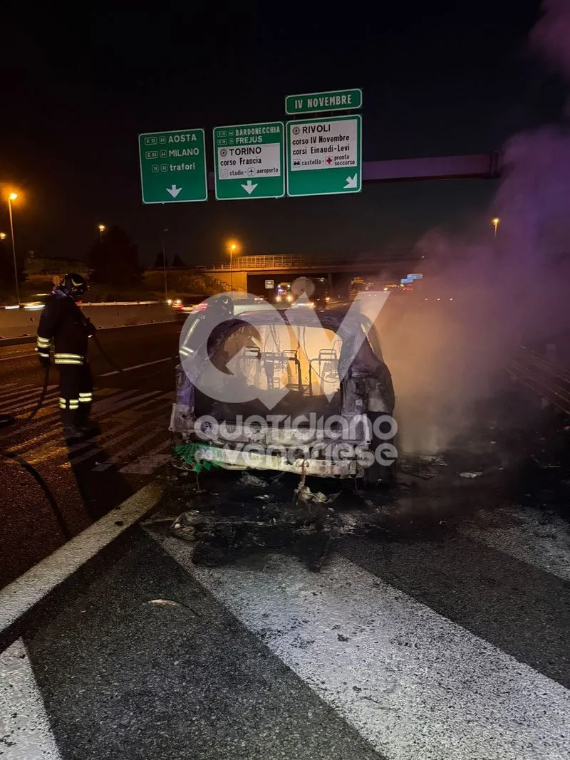 INCENDIO IN TANGENZIALE A RIVOLI - Auto in fiamme mentre è in marcia: code e disagi - FOTO