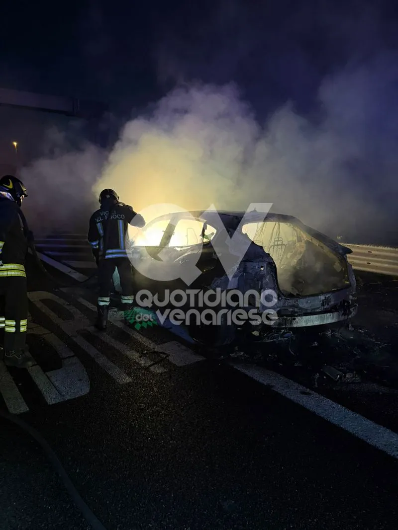 INCENDIO IN TANGENZIALE A RIVOLI - Auto in fiamme mentre è in marcia: code e disagi - FOTO