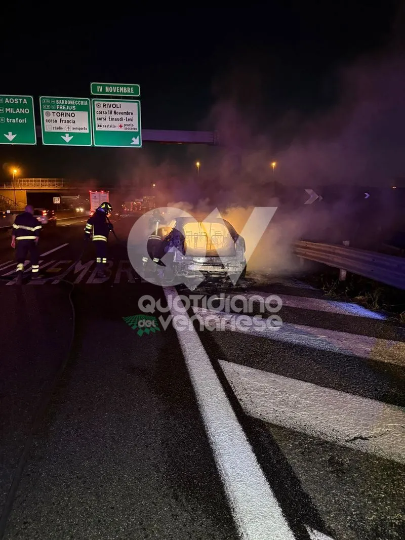 INCENDIO IN TANGENZIALE A RIVOLI - Auto in fiamme mentre è in marcia: code e disagi - FOTO