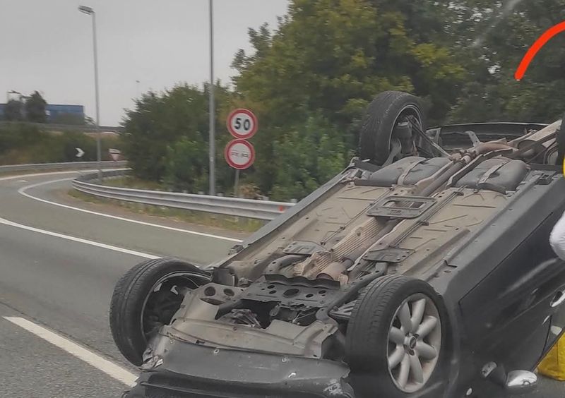 INCIDENTE IN TANGENZIALE A RIVOLI - Auto si ribalta: conducente illeso