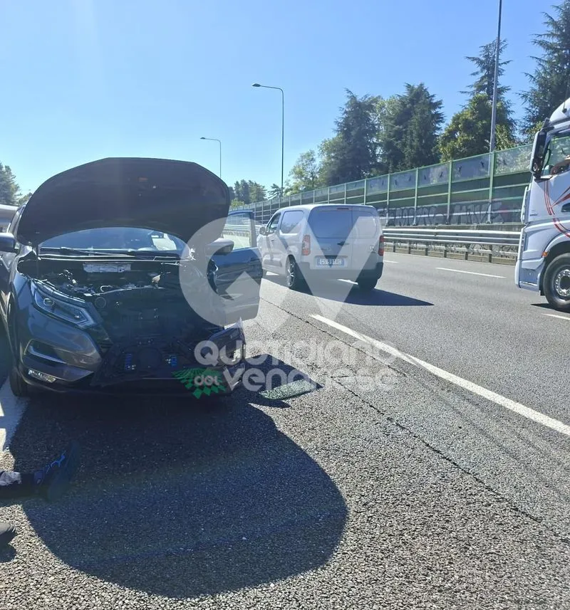 INCIDENTE IN TANGENZIALE A RIVOLI - Due auto si scontrano: tre persone ferite e traffico rallentato