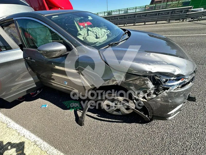 INCIDENTE IN TANGENZIALE A RIVOLI - Due auto si scontrano: tre persone ferite e traffico rallentato