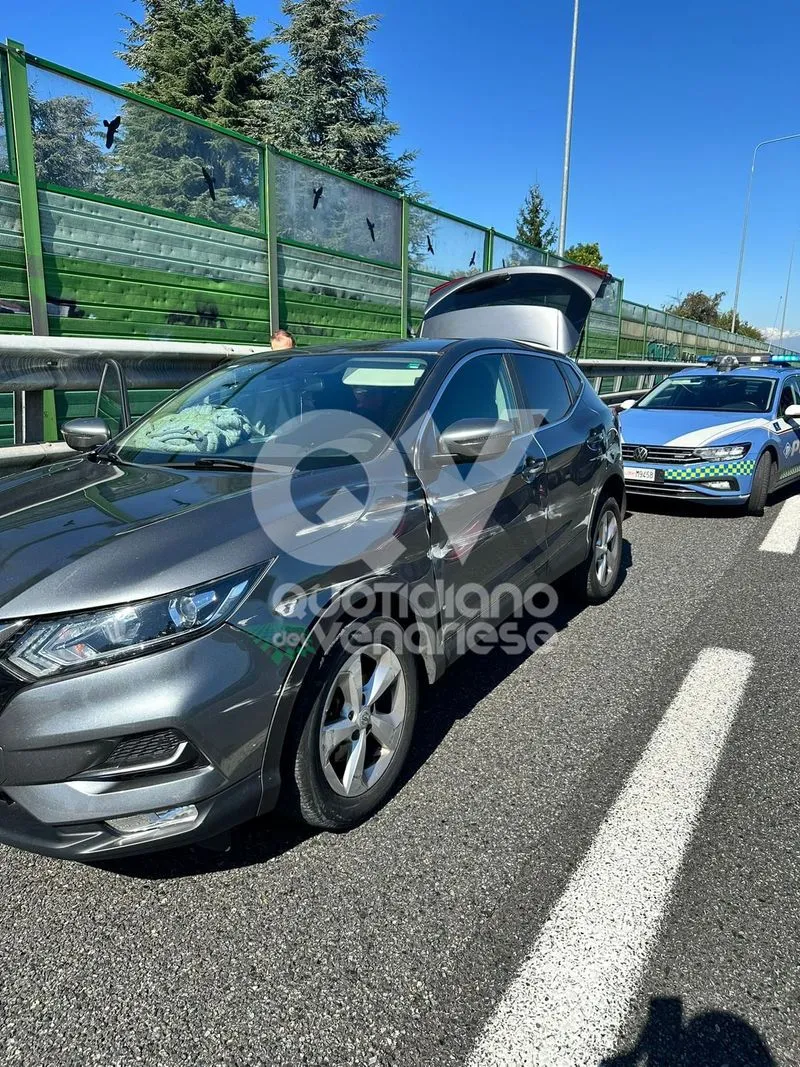 INCIDENTE IN TANGENZIALE A RIVOLI - Due auto si scontrano: tre persone ferite e traffico rallentato