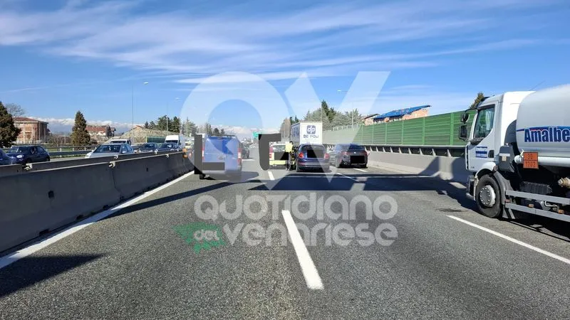 INCIDENTE IN TANGENZIALE A RIVOLI - Scontro fra quattro veicoli, una persona ferita - FOTO
