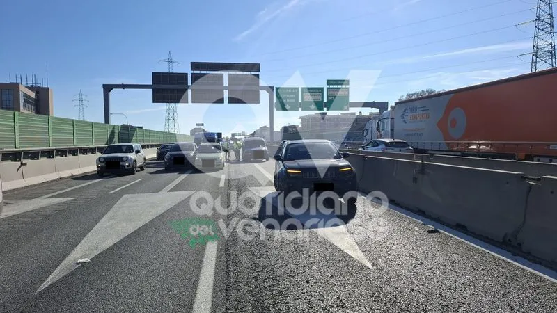 INCIDENTE IN TANGENZIALE A RIVOLI - Scontro fra quattro veicoli, una persona ferita - FOTO