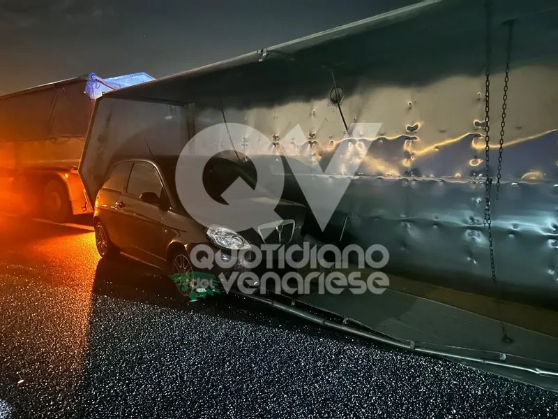 INCIDENTE IN TANGENZIALE A RIVOLI - Autotreno si ribalta e viene colpito da un'auto e una moto: un ferito - FOTO