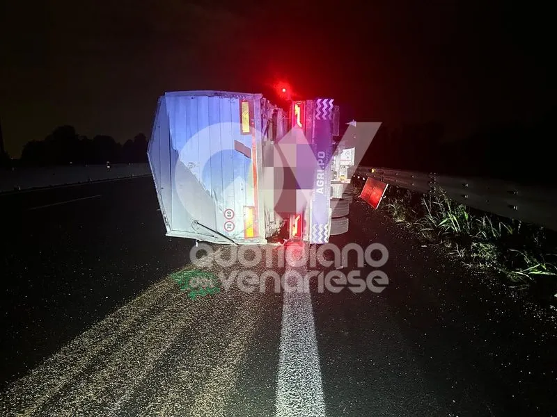 INCIDENTE IN TANGENZIALE A RIVOLI - Autotreno si ribalta e viene colpito da un'auto e una moto: un ferito - FOTO