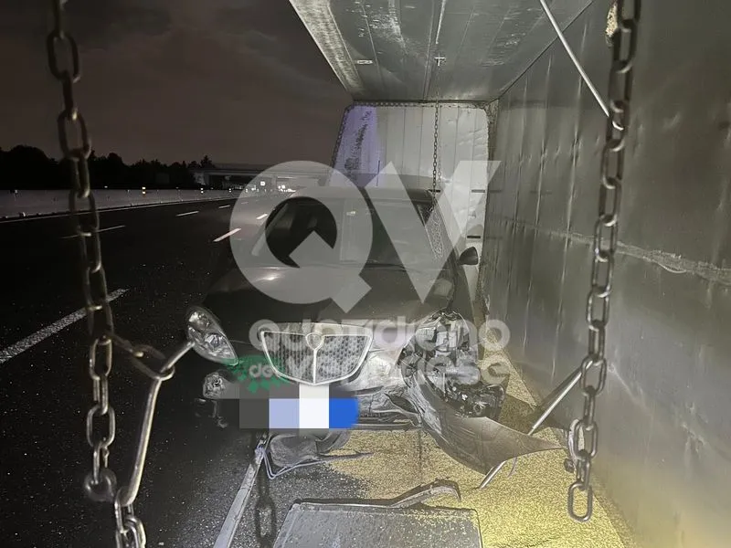 INCIDENTE IN TANGENZIALE A RIVOLI - Autotreno si ribalta e viene colpito da un'auto e una moto: un ferito - FOTO