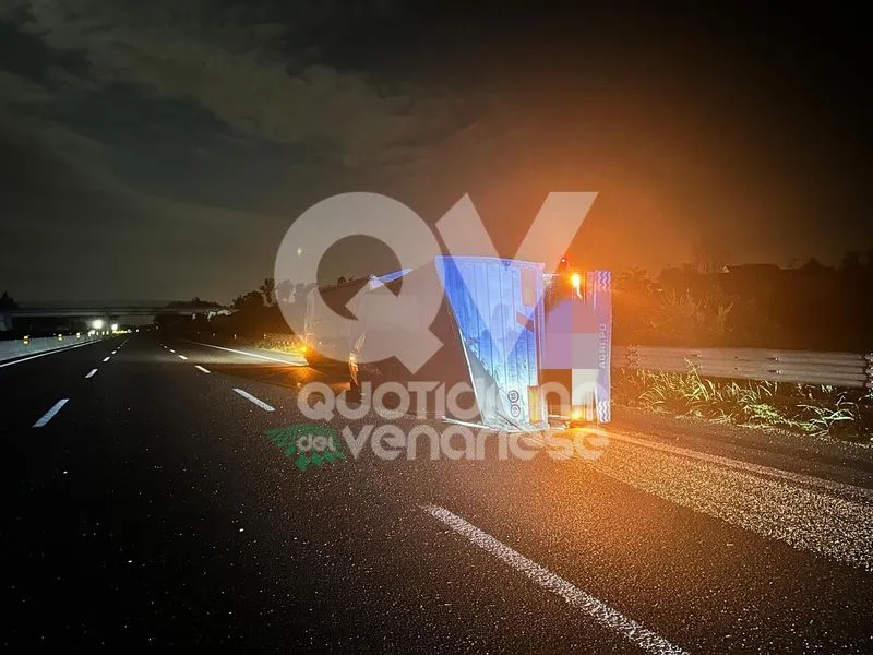 INCIDENTE IN TANGENZIALE A RIVOLI - Autotreno si ribalta e viene colpito da un'auto e una moto: un ferito - FOTO