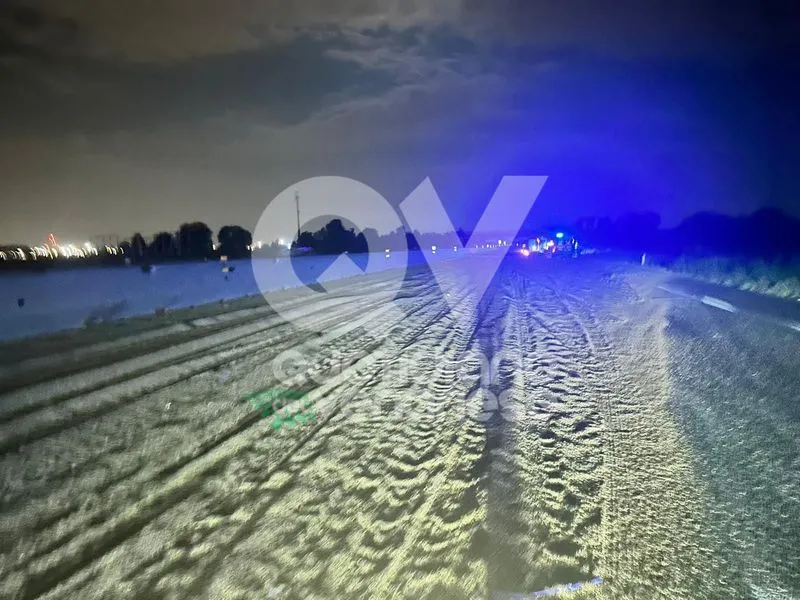 INCIDENTE IN TANGENZIALE A RIVOLI - Autotreno si ribalta e viene colpito da un'auto e una moto: un ferito - FOTO