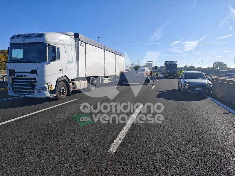 INCIDENTE IN TANGENZIALE - Scontro fra tre auto e un tir all'altezza del Sito: due feriti - FOTO