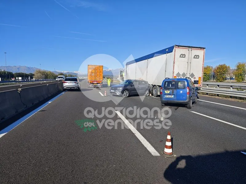 INCIDENTE IN TANGENZIALE - Scontro fra tre auto e un tir all'altezza del Sito: due feriti - FOTO