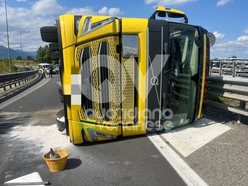 INCIDENTE IN TANGENZIALE A RIVOLI - Tir si ribalta nello svincolo di immissione: un ferito - FOTO