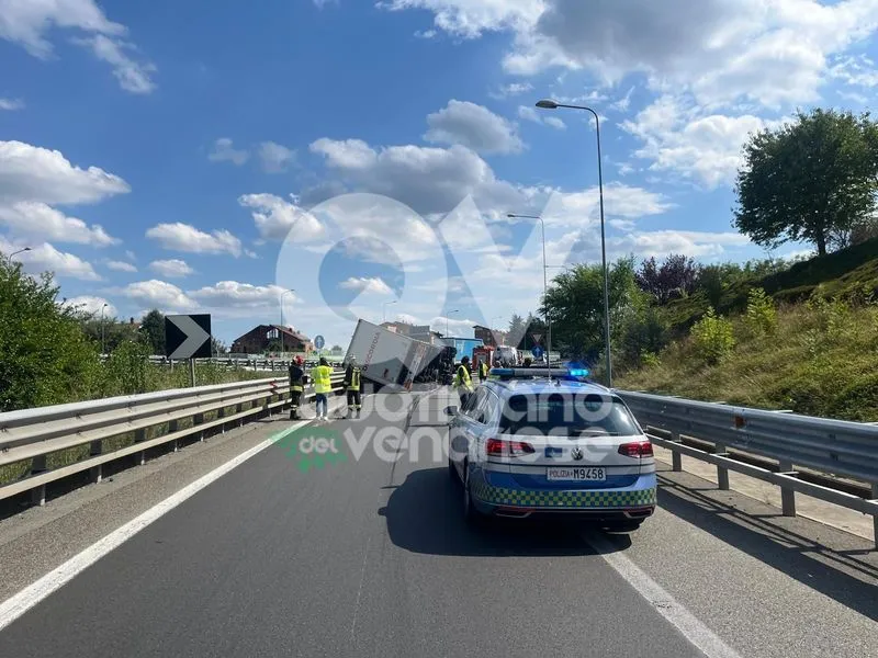 INCIDENTE IN TANGENZIALE A RIVOLI - Tir si ribalta nello svincolo di immissione: un ferito - FOTO