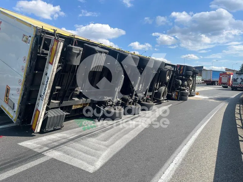 INCIDENTE IN TANGENZIALE A RIVOLI - Tir si ribalta nello svincolo di immissione: un ferito - FOTO