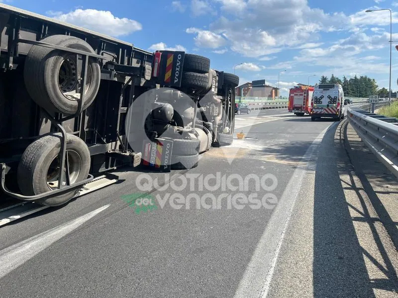 INCIDENTE IN TANGENZIALE A RIVOLI - Tir si ribalta nello svincolo di immissione: un ferito - FOTO