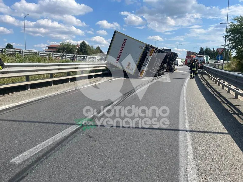 INCIDENTE IN TANGENZIALE A RIVOLI - Tir si ribalta nello svincolo di immissione: un ferito - FOTO
