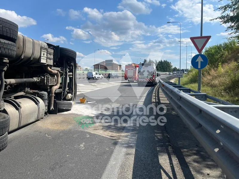 INCIDENTE IN TANGENZIALE A RIVOLI - Tir si ribalta nello svincolo di immissione: un ferito - FOTO