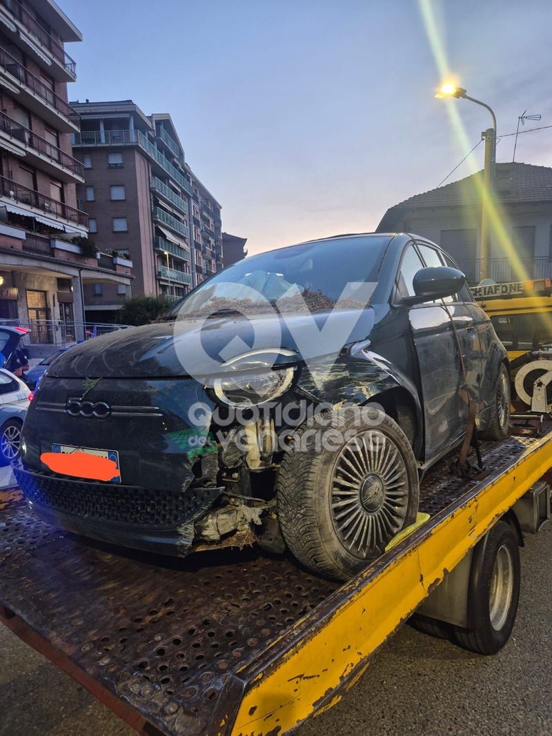 RIVOLI - Non si fermano all'alt della PolStrada: l'inseguimento finisce con l'auto contro un muro. Quattro denunciati - FOTO