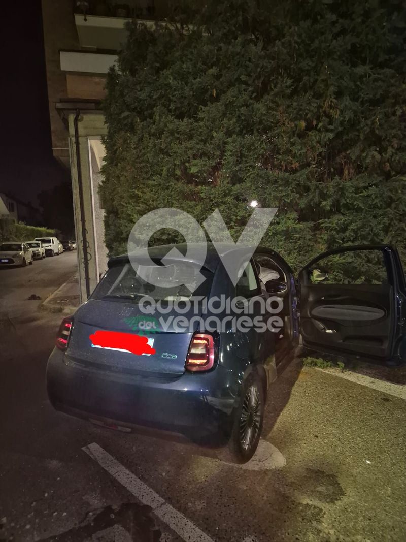 RIVOLI - Non si fermano all'alt della PolStrada: l'inseguimento finisce con l'auto contro un muro. Quattro denunciati - FOTO