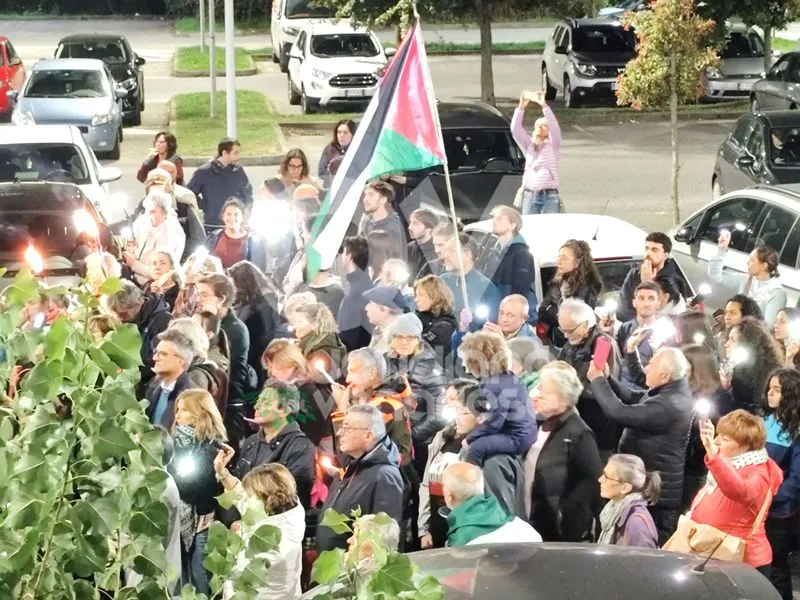 RIVOLI - «Luci sulla Palestina: 100 ospedali per Gaza»: medici, infermieri e operatori sanitari condannano il genocidio - FOTO