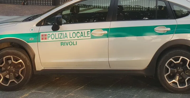 RIVOLI-CASCINE VICA - In motorino con patente revocata, revisione scaduta e senza assicurazione: 6mila euro di multe