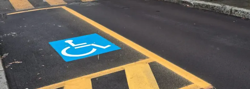 RIVOLI - Pass per disabili «taroccato» e intestato al padre che era morto già da un anno: automobilista multato