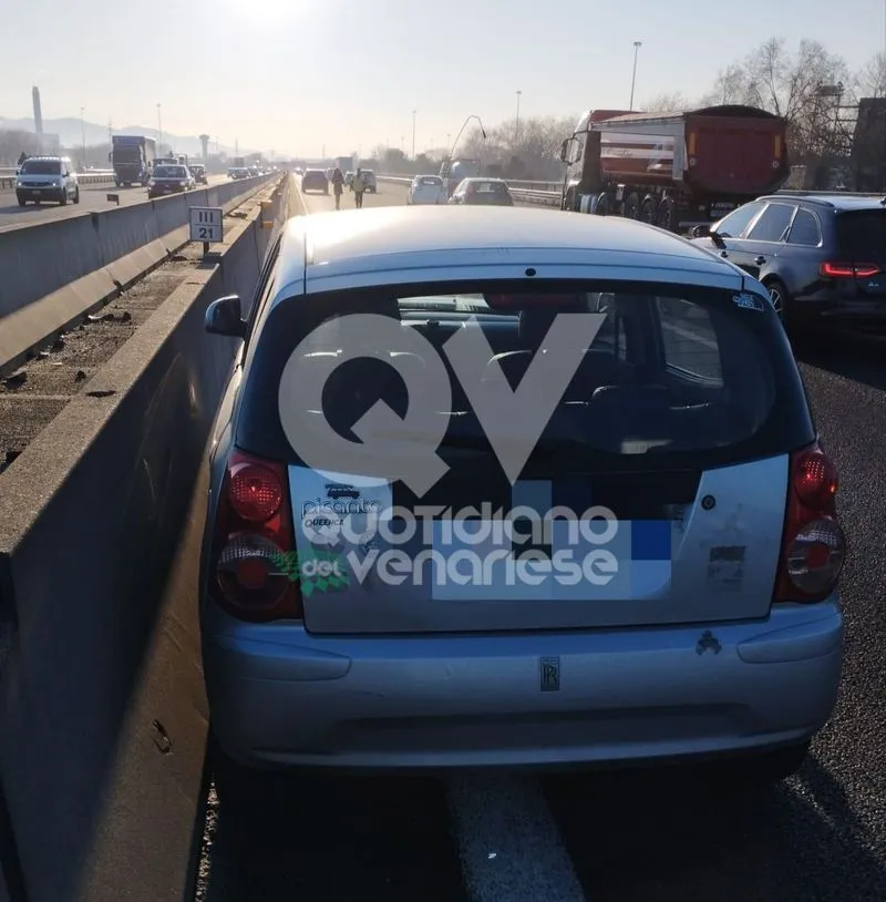 INCIDENTE IN TANGENZIALE - Scontro fra tre auto al Sito: due persone ferite - FOTO