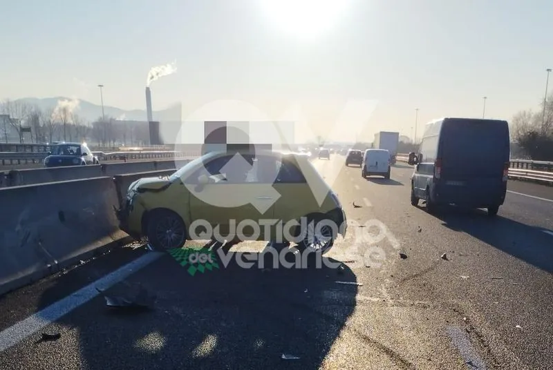 INCIDENTE IN TANGENZIALE - Scontro fra tre auto al Sito: due persone ferite - FOTO