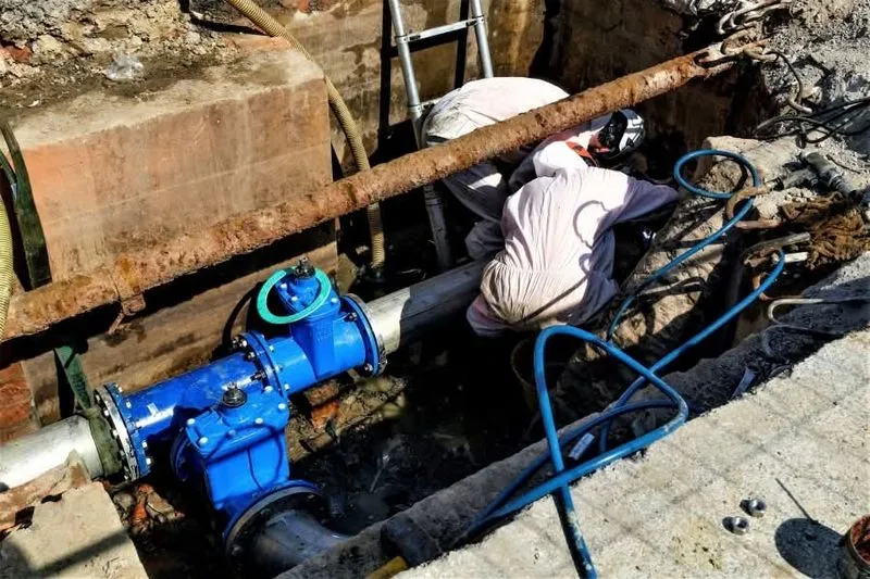 RIVOLI - Si rompe una conduttura: due quartieri sono senza acqua da ore
