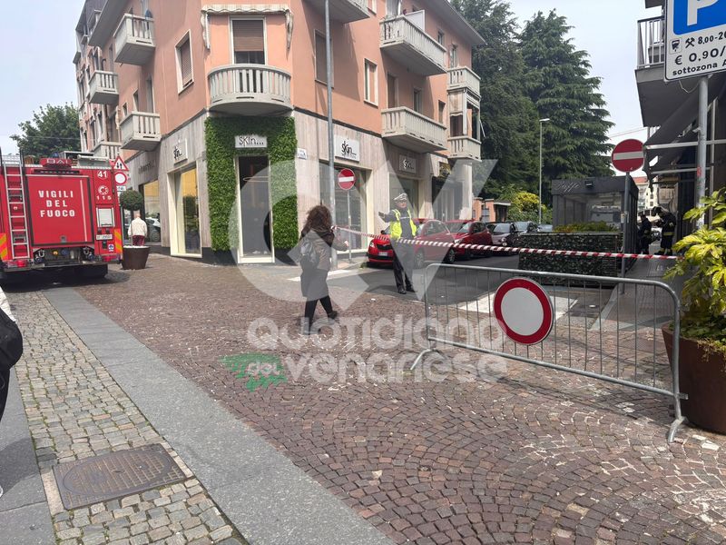 RIVOLI - Sospetta fuga di gas: Vigili del Fuoco in azione in via Giolitti. Strada chiusa al traffico - FOTO