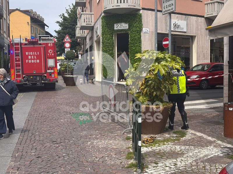 RIVOLI - Sospetta fuga di gas: Vigili del Fuoco in azione in via Giolitti. Strada chiusa al traffico - FOTO