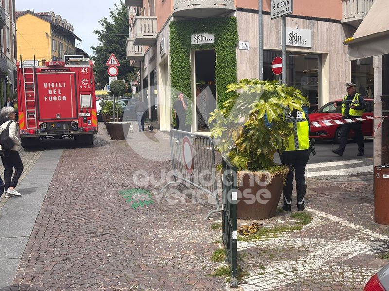 RIVOLI - Sospetta fuga di gas: Vigili del Fuoco in azione in via Giolitti. Strada chiusa al traffico - FOTO