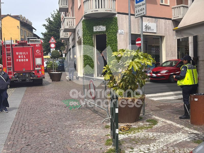 RIVOLI - Sospetta fuga di gas: Vigili del Fuoco in azione in via Giolitti. Strada chiusa al traffico - FOTO