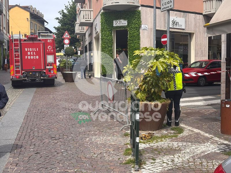 RIVOLI - Sospetta fuga di gas: Vigili del Fuoco in azione in via Giolitti. Strada chiusa al traffico - FOTO