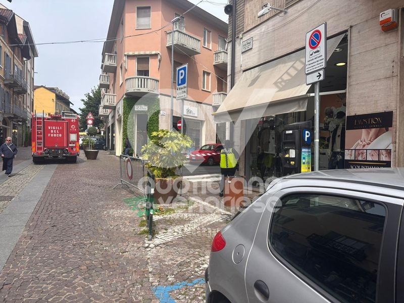 RIVOLI - Sospetta fuga di gas: Vigili del Fuoco in azione in via Giolitti. Strada chiusa al traffico - FOTO