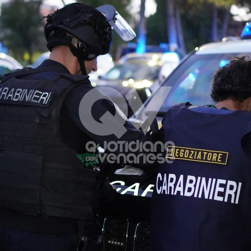 ROBASSOMERO - Un uomo armato, esplosivi e ostaggi: all'Eni l'esercitazione dell'Arma dei Carabinieri - FOTO