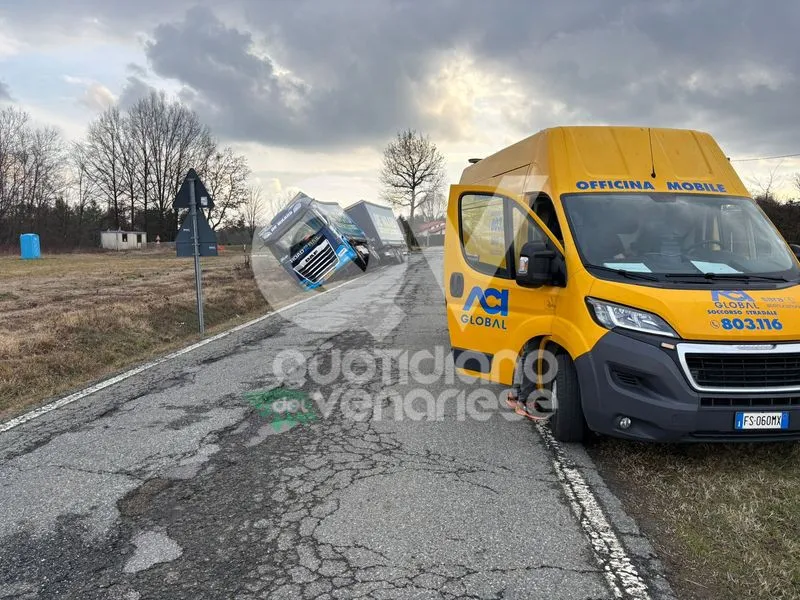ROBASSOMERO - Camion carico di cacao finisce fuori strada e rischia di ribaltarsi - FOTO
